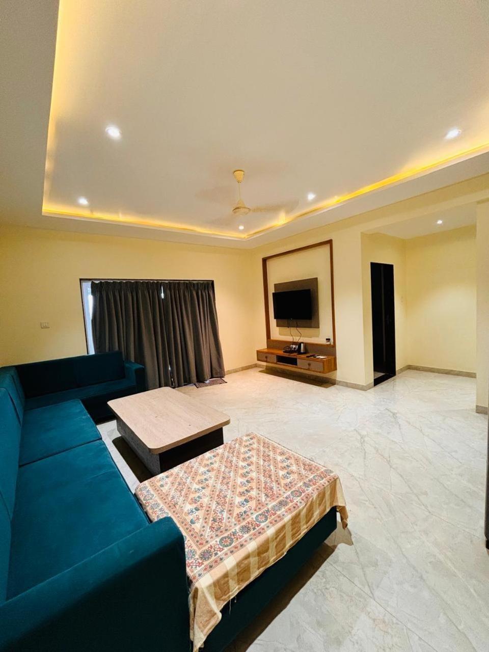 Paramount 3 Ac Bedrooms Hall Garden With Lake View พันช์กานี ภายนอก รูปภาพ