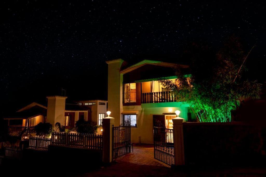 Paramount 3 Ac Bedrooms Hall Garden With Lake View พันช์กานี ภายนอก รูปภาพ